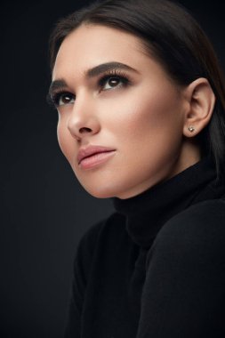 Güzellik yüz makyaj. Siyah makyaj ile gülümseyen güzel kadın