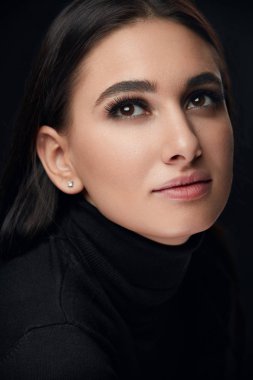 Güzellik yüz makyaj. Siyah makyaj ile gülümseyen güzel kadın