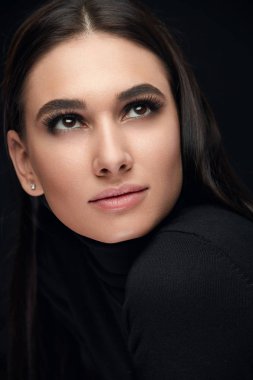 Güzellik yüz makyaj. Siyah makyaj ile gülümseyen güzel kadın