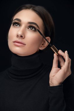Makyaj kozmetik. Kadın güzellik yüz siyah rimel uygulamak