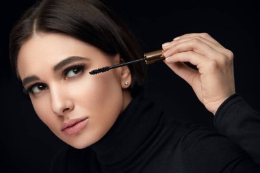 Maskara makyaj. Siyah rimel kirpikleri üzerinde koyarak güzellik modeli