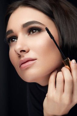 Maskara makyaj. Siyah rimel kirpikleri üzerinde koyarak güzellik modeli