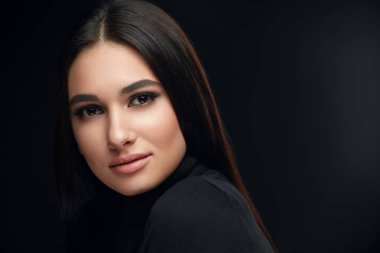 Güzellik yüz makyaj. Siyah makyaj ile gülümseyen güzel kadın