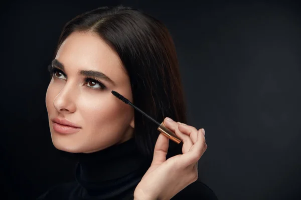 Trucco di bellezza. Donna faccia con ciglia Applicare Mascara nero — Foto Stock