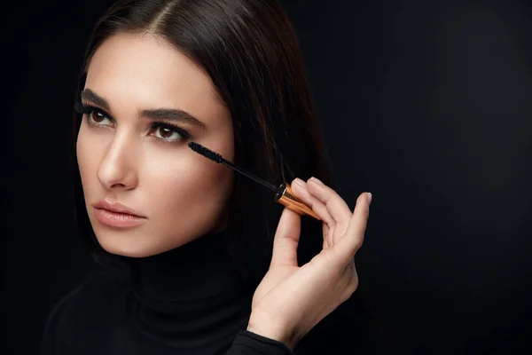 Beauty Make-up. Frauengesicht mit Wimpern, die schwarze Mascara auftragen — Stockfoto