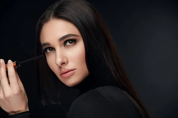 Maquillaje de belleza. Cara de mujer con pestañas aplicando rímel negro — Foto de Stock