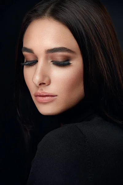 Maquillaje de pestañas. Mujer belleza cara con negro pestañas extensiones — Foto de Stock