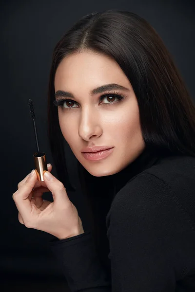 Cosméticos de maquillaje. Mujer con cara de belleza aplicando rímel negro — Foto de Stock