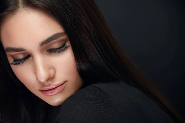 Maquillaje de pestañas. Mujer belleza cara con negro pestañas extensiones — Foto de Stock