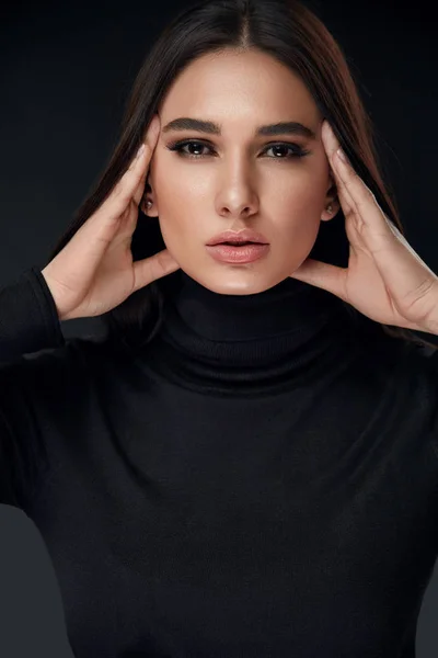 Beauty Face. Modelo de mujer de moda con maquillaje en negro — Foto de Stock