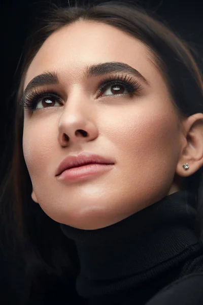 Skönhet smink. Närbild kvinna ansikte med ögonfransar och sexig Makeup — Stockfoto
