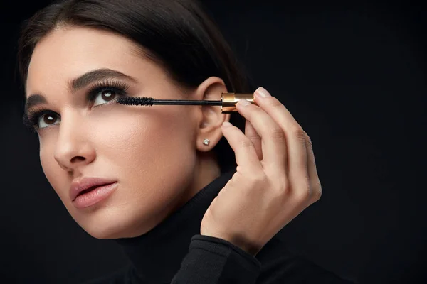 Mascara Makeup. Beauty Model Putting Black Mascara On Eyelashes — Stock Photo, Image