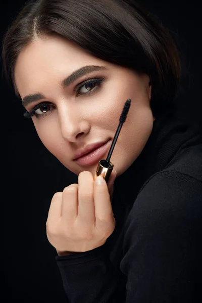 Maquiagem Cosméticos. Mulher com rosto de beleza aplicando rímel preto — Fotografia de Stock
