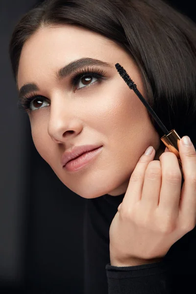 Mascara Make Vrouwelijke Schoonheid Model Zetten Zwarte Mascara Lange Wimpers — Stockfoto