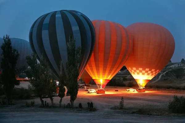 Montgolfières à air chaud avec feux avant de voler tôt le matin — Photo