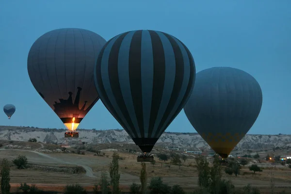 Viajar. Balões de ar quente voando acima do vale no início da manhã — Fotografia de Stock