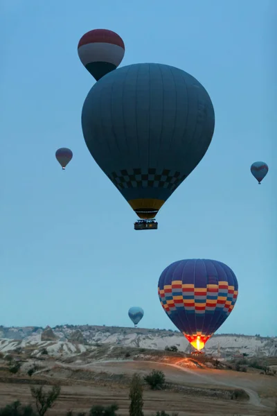 Voyage. Montgolfières volant au-dessus de la vallée tôt le matin — Photo