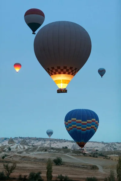 Voyage. Montgolfières volant au-dessus de la vallée tôt le matin — Photo