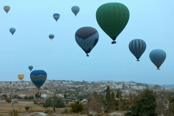 Cestování. Barevné horkovzdušné balóny létání nad Kappadokie — Stock fotografie