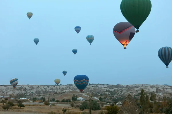Viajar. Balões de ar quente coloridos voando acima da Capadócia — Fotografia de Stock