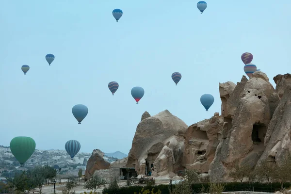 Un ballon. montgolfières volent dans le ciel au-dessus du rocher avec des grottes — Photo
