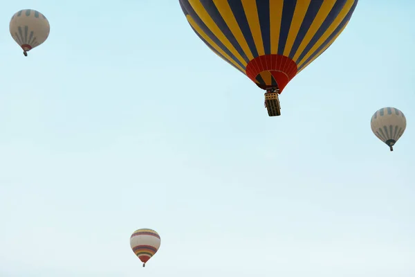 Seyahat. Temiz mavi gökyüzünde uçan renkli sıcak hava balonları — Stok fotoğraf