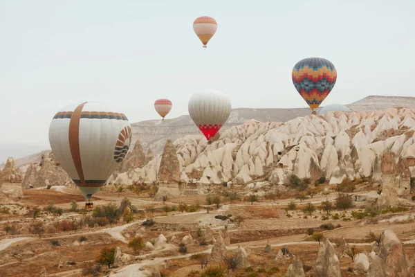 Montgolfières Volant Dans La Vallée De Roche En Cappadoce Turquie — Photo