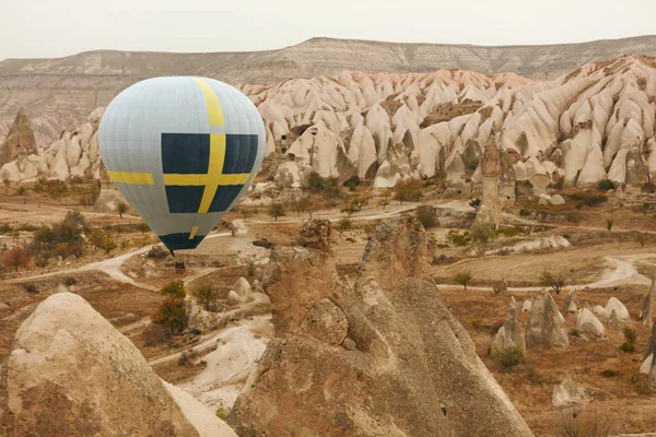 Ταξίδια. Αερόστατο ζεστού αέρα πετώντας πάνω από την κοιλάδα του βράχου, πτήση με αερόστατο — Φωτογραφία Αρχείου