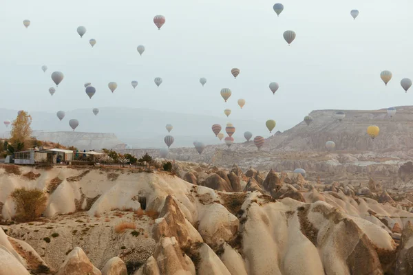 Ballooning w Cappadocia. Kolorowe balony w niebo — Zdjęcie stockowe