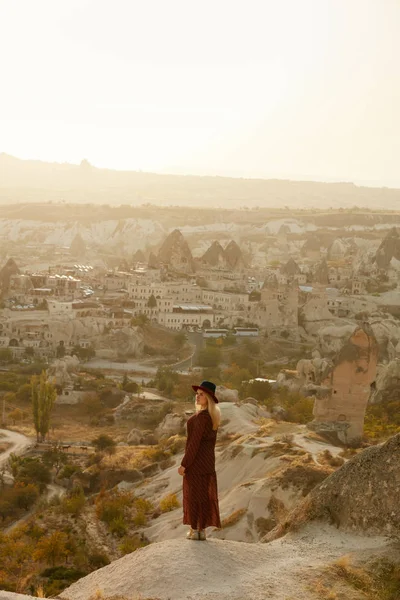 Ταξίδια. Γυναίκα με φόρεμα σε λόφο με τουρκική πόλη σε φόντο — Φωτογραφία Αρχείου