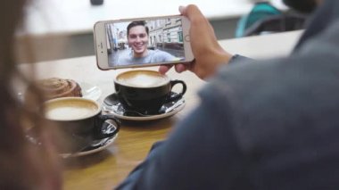 Mobil görüntülü görüşme. Telefon ile yüz eller Closeup ekranda