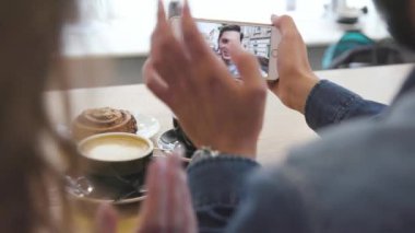 Mobil görüntülü görüşme. Telefon ile yüz eller Closeup ekranda