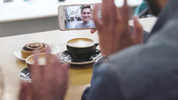 Appel vidéo mobile. Téléphone avec le visage à l'écran dans les mains Gros plan — Video