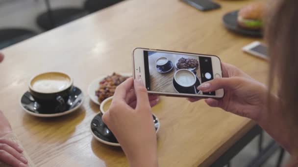 Vrouw Handen Nemen Voedsel Foto Mobiele Telefoon Bij Cafe Close — Stockvideo