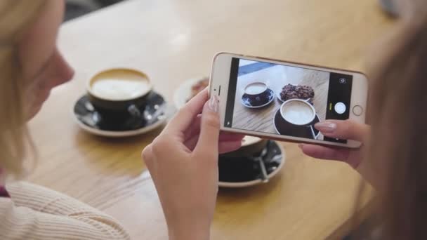 Vrouw handen nemen voedsel foto op mobiele telefoon bij Cafe Closeup — Stockvideo