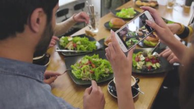 Gıda Fotoğraflar. Kadın el restoranda çekim yakın çekim