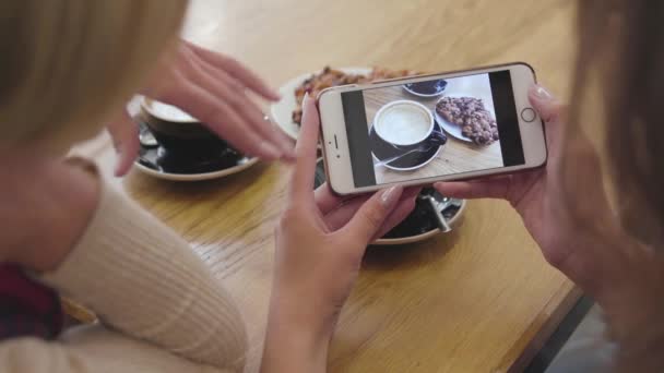 Femme mains prenant de la nourriture photo sur téléphone portable au café gros plan — Video