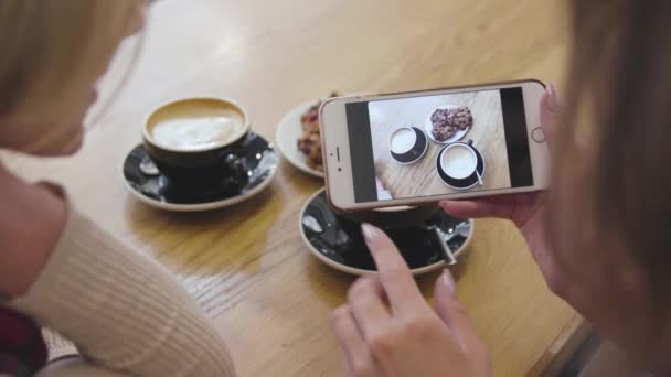 Las manos de la mujer tomando fotos de comida en el teléfono móvil en Café Primer plano — Vídeos de Stock