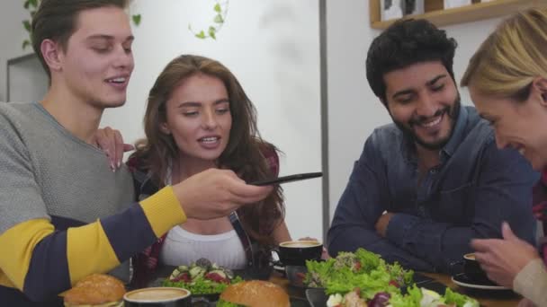 Osoby biorące zdjęcia jedzenie na telefon komórkowy w restauracji — Wideo stockowe