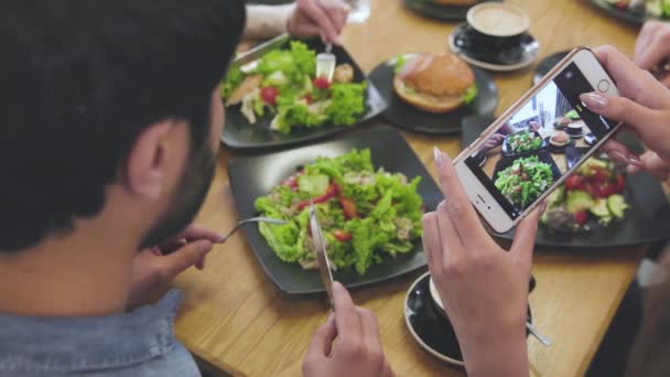 Fotos de comida. Primer plano de las manos de la mujer tomando fotos en el restaurante — Vídeo de stock