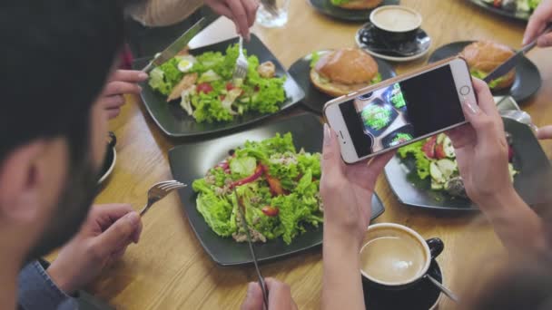 Photos de nourriture. Gros plan de mains de femme prenant des photos au restaurant — Video