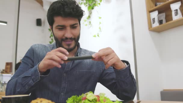 Man Making Food Foto Pe Telefonul mobil La Restaurant — Videoclip de stoc