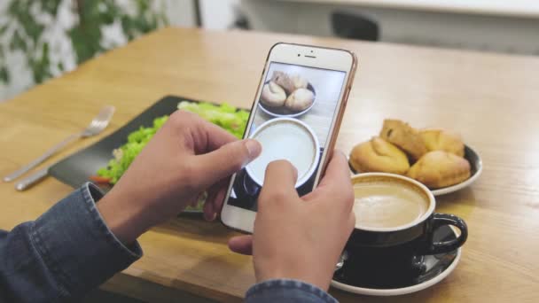 電話画面で食べ物写真。スマート フォンでクローズ アップ男性手 — ストック動画