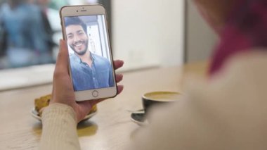 Görüntülü görüşme. Cep telefonu ekran görüntülü sohbet eliyle yukarıya kapatmak
