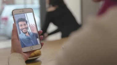 Görüntülü görüşme. Cep telefonu ekran görüntülü sohbet eliyle yukarıya kapatmak