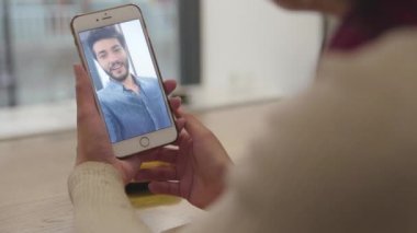 Görüntülü görüşme. Cep telefonu ekran görüntülü sohbet eliyle yukarıya kapatmak