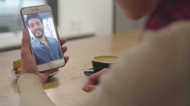 Videollamada. De cerca la mano con video chat en la pantalla del teléfono móvil — Vídeos de Stock