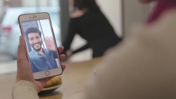 Videollamada. De cerca la mano con video chat en la pantalla del teléfono móvil — Vídeos de Stock