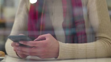 Teknoloji. Telefon iletişim için Cafe'de kapalı Closeup kullanan kadın. Cep telefonu ile gülümseyen güzel kadın