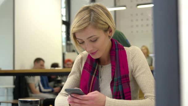 La technologie. Femme souriante utilisant le téléphone portable dans Cafe Intérieur — Video